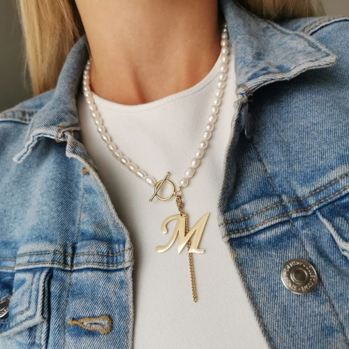 Naszyjnik STAL CHIRURGICZNA perły naturalne z literką M kolor złoty