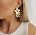 Złote kolczyki STAL CHIRURGICZNA wiszące kwiaty niebieska emalia boho vintage