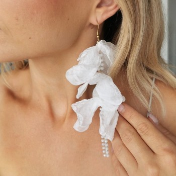 Kolczyki jedwabne wiszące KWIATY białe z kryształami  