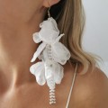 Kolczyki jedwabne wiszące KWIATY białe z kryształami