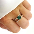 Pierścionek POZŁACANY z zielonym kryształem kolor złoty