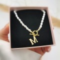Naszyjnik choker perły litera M ze STALI CHIRURGICZNEJ złoty