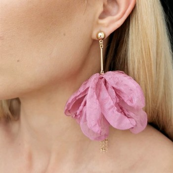 Kolczyki jedwabne KWIATY różowe z łańcuszkami  