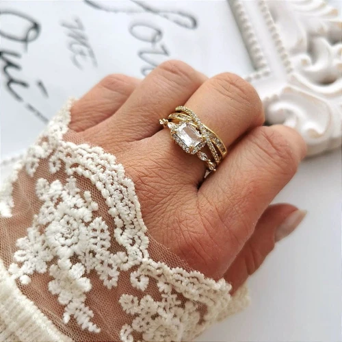 Pierścionek regulowany pleciony z kryształem POZŁACANY ze STALI SZLACHETNEJ