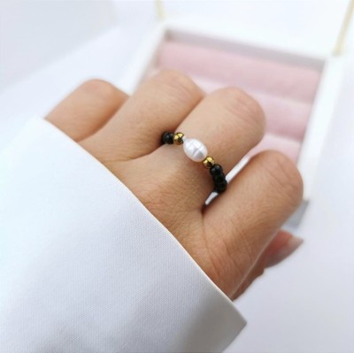 Pierścionek elastyczny z perłą naturalną i onyksami STAL CHIRURGICZNA  