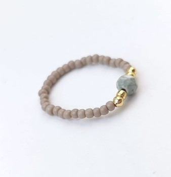 Pierścionek elastyczny z agatem STAL CHIRURGICZNA  beżowy