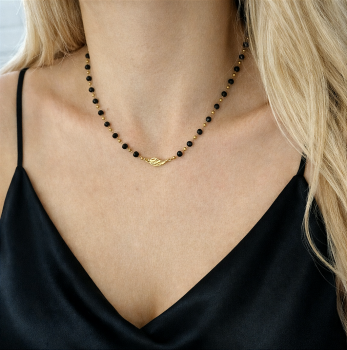 Złoty naszyjnik ze skrzydłem czarne koraliki POZŁACANA STAL
