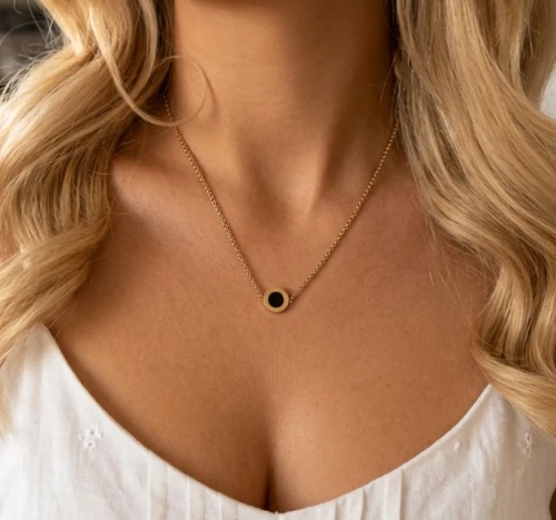 Naszyjnik czarna zawieszka POZŁACANA STAL