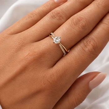  Pierścionek POZŁACANY zaręczynowy z kryształem kolor złoty 