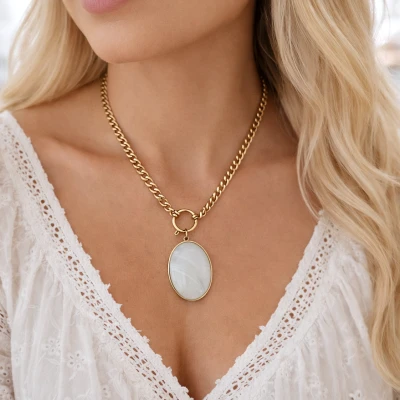 Naszyjnik z jasnym kamieiem pancerka POZŁACANA STAL 