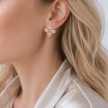 Kolczyki Flower Pearl – złote kwiaty z perłami i cyrkoniami