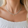 Choker Daisy Blue – naszyjnik z koralików ze złotym kwiatkiem STAL POZŁACANA