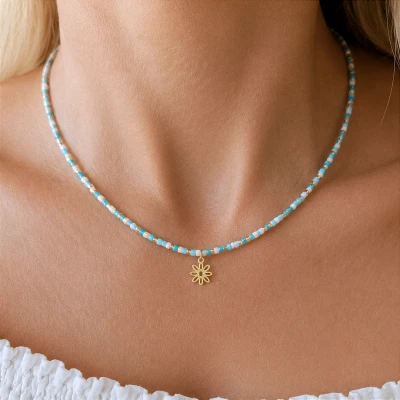  Choker Daisy Blue – naszyjnik z koralików ze złotym kwiatkiem STAL POZŁACANA