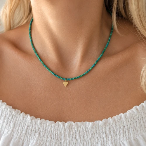 Choker Geometric Mint – zielone koraliki i złoty trójkąt STAL POZŁACANA