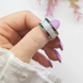 Pierścionek obrączka STAL CHIRURGICZNA sygnet kryształki kolorowe wzór kolor złoty Blueberry