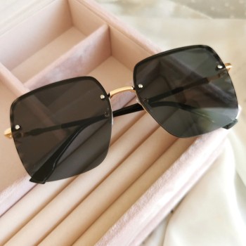 Okulary przeciwsłoneczne damskie czarne ozdobne oprawki 